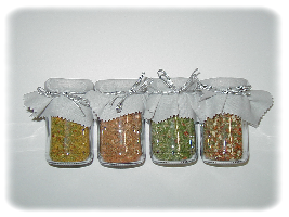 Gewürze in Glas mit Stofftuch und Gummizugschleife